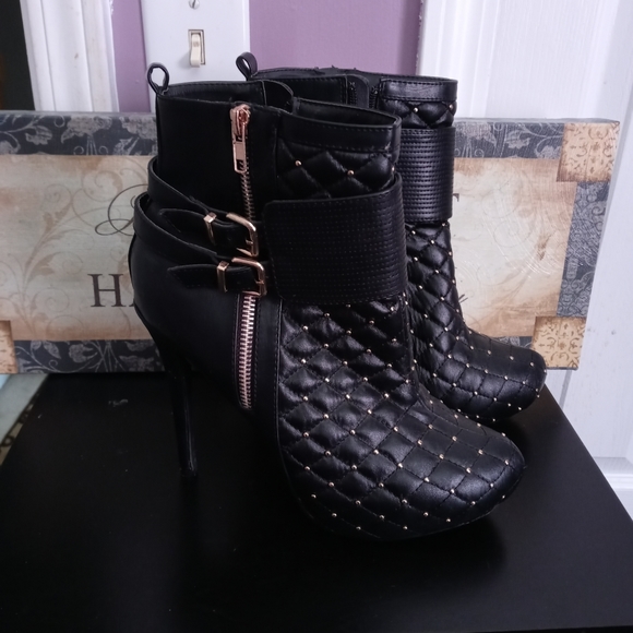 Shoes - Picture 2 of 6